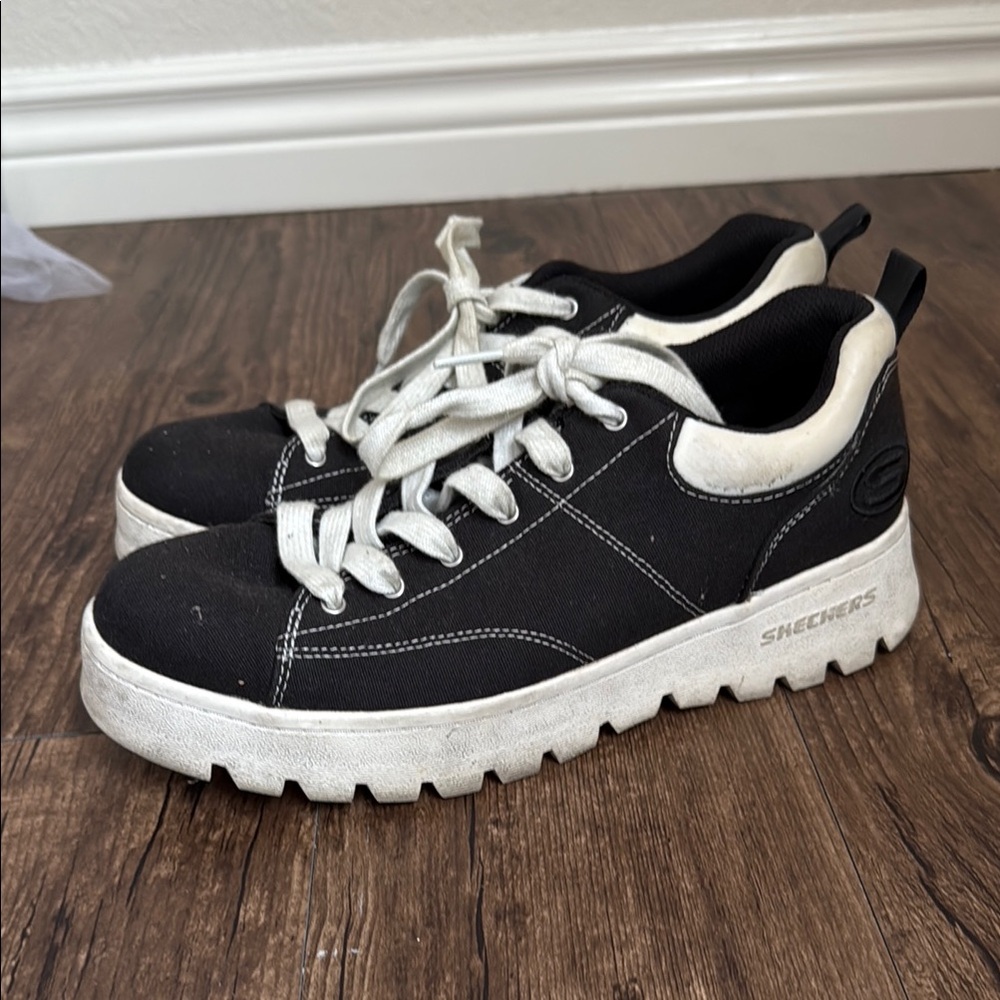 Y2K 2000s Black and White Skechers Sneakers